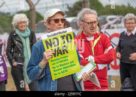 RAF Lakenheath, Suffolk, Regno Unito. 21st maggio 2022. Campagna per il disarmo nucleare protesta al di fuori della base aerea di Lakenheath a seguito di rapporti gli Stati Uniti si stanno preparando a mettere le armi nucleari sulla base. Penelope Barritt/Alamy Live News Foto Stock