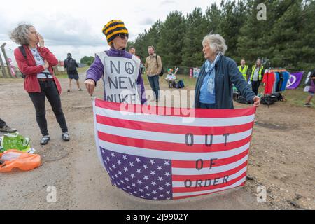 RAF Lakenheath, Suffolk, Regno Unito. 21st maggio 2022. Campagna per il disarmo nucleare protesta al di fuori della base aerea di Lakenheath a seguito di rapporti gli Stati Uniti si stanno preparando a mettere le armi nucleari sulla base. Penelope Barritt/Alamy Live News Foto Stock