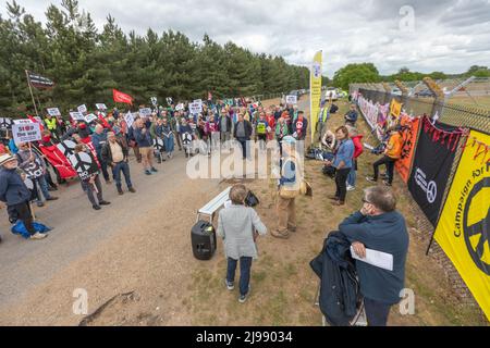 RAF Lakenheath, Suffolk, Regno Unito. 21st maggio 2022. Campagna per il disarmo nucleare protesta al di fuori della base aerea di Lakenheath a seguito di rapporti gli Stati Uniti si stanno preparando a mettere le armi nucleari sulla base. Penelope Barritt/Alamy Live News Foto Stock