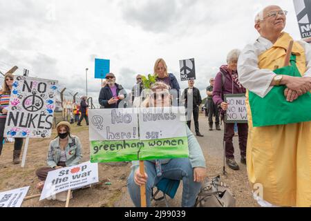 RAF Lakenheath, Suffolk, Regno Unito. 21st maggio 2022. Campagna per il disarmo nucleare protesta al di fuori della base aerea di Lakenheath a seguito di rapporti gli Stati Uniti si stanno preparando a mettere le armi nucleari sulla base. Penelope Barritt/Alamy Live News Foto Stock