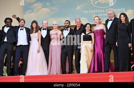 Cannes, Francia. 21st maggio 2022. CANNES, FRANCIA. 17 maggio 2022: Direttore Ruben Ostlund, Charlbi Dean, Henrik Dorsin, Vicki Berlin, Arvin Kananian, Woody Harrelson, Dolly De Leon, Sunnyi Melles, Zlatko Buric & Iris Berben alla prima del Triangolo di tristezza al Gala apertura del Festival de Cannes 75th. Picture Credit: Paul Smith/Alamy Live News Foto Stock