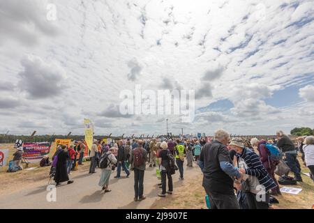 RAF Lakenheath, Suffolk, Regno Unito. 21st maggio, 2022.i manifestanti si riuniscono alla recinzione di confine. Campagna per il disarmo nucleare protesta al di fuori della base aerea di Lakenheath a seguito di rapporti gli Stati Uniti si stanno preparando a mettere le armi nucleari sulla base. Penelope Barritt/Alamy Live News Foto Stock