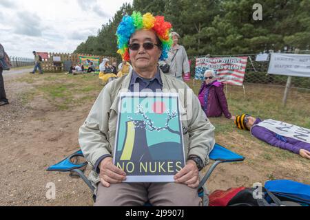 RAF Lakenheath, Suffolk, Regno Unito. 21st maggio 2022. Campagna per il disarmo nucleare protesta al di fuori della base aerea di Lakenheath a seguito di rapporti gli Stati Uniti si stanno preparando a mettere le armi nucleari sulla base. Penelope Barritt/Alamy Live News Foto Stock