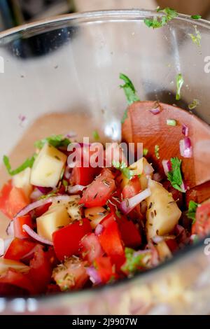 Mango fatto in casa e salsa di pomodoro in una ciotola su un banco da cucina Foto Stock