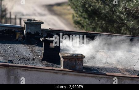 Camino sul tetto dell'edificio. Camino di sfiato e fumo, uscita fumo. Foto Stock