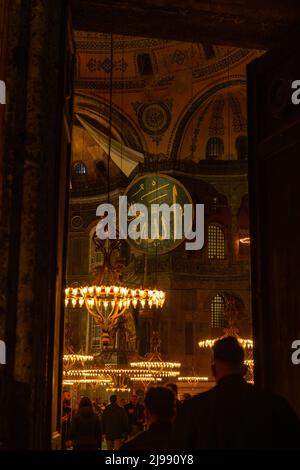 Foto di sfondo islamica. Calligrafia del nome di Allah nella Hagia Sophia o Ayasofya. Istanbul Turchia - 3.27.2022 Foto Stock