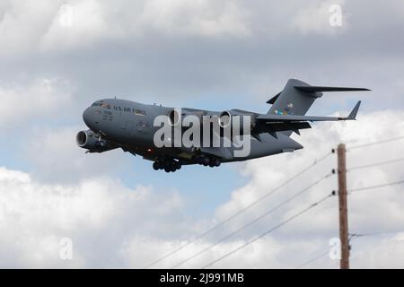 RAF Mildenhall, Suffolk, Regno Unito. 21st maggio 2022. Un Boeing C-17A Globemaster effettua un approccio finale alla RAF Mildenhall dopo un volo dalla base aerea di Ramstein, Germania. Penelope Barritt/Alamy Live News Foto Stock