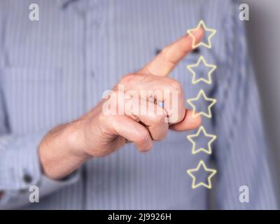 Mano dell'uomo che dà il feedback. Valutazione a stelle della qualità del servizio sullo schermo virtuale. Sondaggio sulla soddisfazione del cliente, valutazione dell'esperienza del cliente. Foto di alta qualità Foto Stock