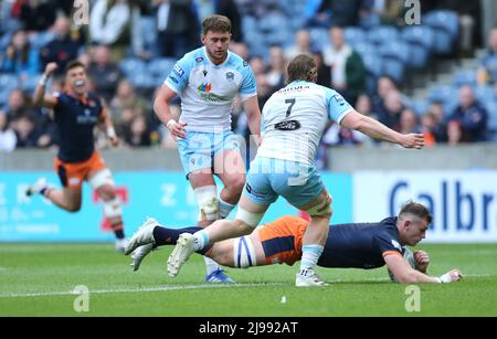 Magnus Bradbury di Edimburgo segna il secondo tentativo di gioco durante la partita del campionato di rugby al Murrayfield Stadium di Edimburgo. Data foto: Sabato 21 maggio 2022. Foto Stock