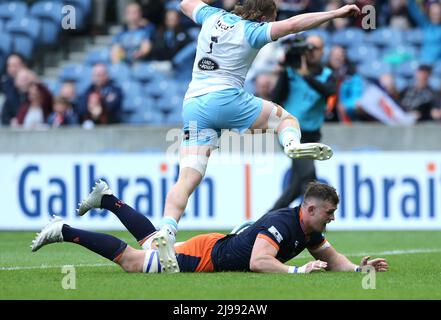 Magnus Bradbury di Edimburgo segna il secondo tentativo di gioco durante la partita del campionato di rugby al Murrayfield Stadium di Edimburgo. Data foto: Sabato 21 maggio 2022. Foto Stock