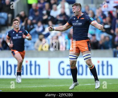 Magnus Bradbury di Edimburgo (a destra) celebra il secondo tentativo di gioco del suo lato durante la partita del campionato di rugby Unito al Murrayfield Stadium di Edimburgo. Data foto: Sabato 21 maggio 2022. Foto Stock