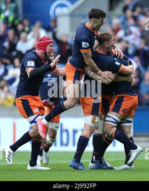 Magnus Bradbury di Edimburgo festeggia il secondo tentativo di gioco con i compagni di squadra durante la partita United Rugby Championship al Murrayfield Stadium di Edimburgo. Data foto: Sabato 21 maggio 2022. Foto Stock