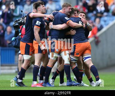 Magnus Bradbury di Edimburgo festeggia il secondo tentativo di gioco con i compagni di squadra durante la partita United Rugby Championship al Murrayfield Stadium di Edimburgo. Data foto: Sabato 21 maggio 2022. Foto Stock