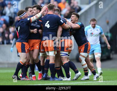 Magnus Bradbury di Edimburgo festeggia il secondo tentativo di gioco con i compagni di squadra durante la partita United Rugby Championship al Murrayfield Stadium di Edimburgo. Data foto: Sabato 21 maggio 2022. Foto Stock