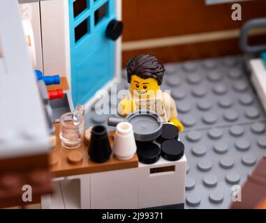 Tambov, Federazione Russa - 04 gennaio 2022 un uomo Lego minifigura sulla sua piccola cucina Foto Stock