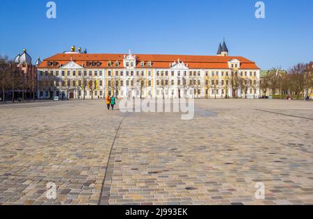 Ciottoli nella storica piazza Domplatz di Magdeburg, Germania Foto Stock