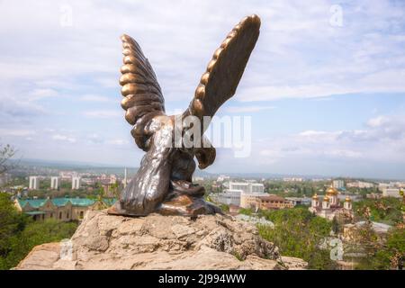 Aquila di bronzo sulla cima della montagna - un simbolo di Pyatigorsk e Caucasica Mineralnye Vody, Russia Foto Stock