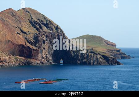 Allevamenti di pesci in mare aperto per l'allevamento di pesci e altri animali marini, vicino all'isola di Madeira nell'Oceano Atlantico Foto Stock