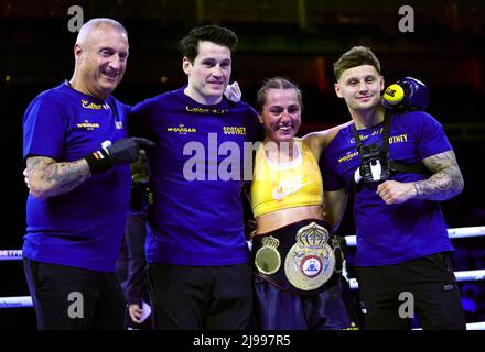 Ellie Scotney (al centro a destra) celebra la vittoria contro Maria Cecilia Roman nel WBA Intercontinental Super-Bantamweight Title al O2 di Londra. Data foto: Sabato 21 maggio 2022. Foto Stock