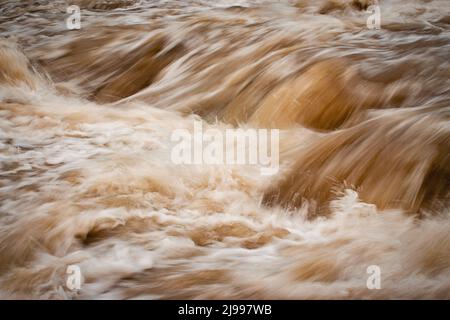 astratto natura sfondo selvaggio acqua torbida rapide Foto Stock