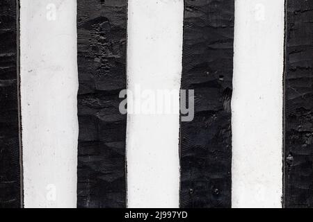 Primo piano di un edificio esterno in bianco e nero con strutture in legno in stile Tudor Foto Stock