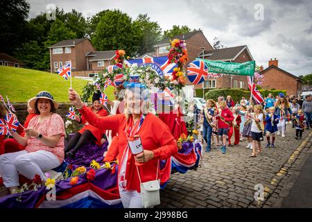 Lymm, Cheshire, Regno Unito. 21st maggio 2022. Lymm Village a Cheshire ha tenuto l'annuale Lymm May Queen Festival. Lymm Rose Queen è stata anche incoronata in questo evento. Quelli che hanno partecipato erano vestiti in su e molti costumi riflettevano il accreditamento di anniversario di platino della regina: John Hopkins/Alamy Live News Foto Stock