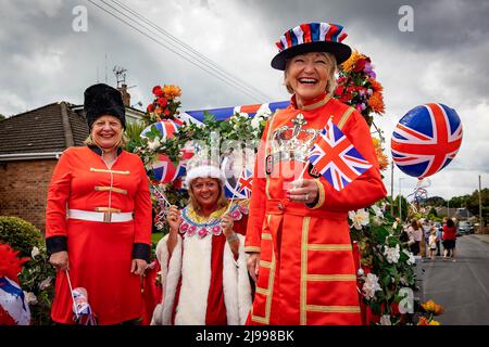 Lymm, Cheshire, Regno Unito. 21st maggio 2022. Lymm Village a Cheshire ha tenuto l'annuale Lymm May Queen Festival. Lymm Rose Queen è stata anche incoronata in questo evento. Quelli che hanno partecipato erano vestiti in su e molti costumi riflettevano il accreditamento di anniversario di platino della regina: John Hopkins/Alamy Live News Foto Stock