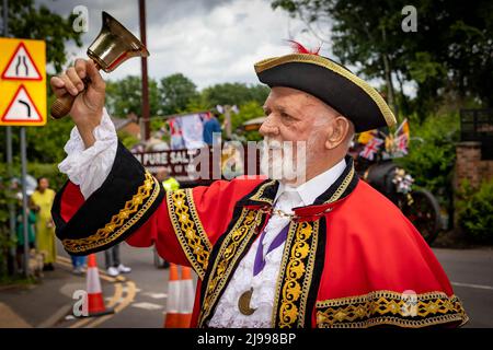 Lymm, Cheshire, Regno Unito. 21st maggio 2022. Lymm Village a Cheshire ha tenuto l'annuale Lymm May Queen Festival. Lymm Rose Queen è stata anche incoronata in questo evento. Quelli che hanno partecipato erano vestiti in su e molti costumi riflettevano il accreditamento di anniversario di platino della regina: John Hopkins/Alamy Live News Foto Stock