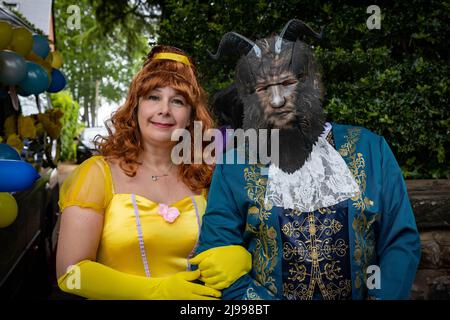 Lymm, Cheshire, Regno Unito. 21st maggio 2022. Lymm Village a Cheshire ha tenuto l'annuale Lymm May Queen Festival. Lymm Rose Queen è stata anche incoronata in questo evento. Quelli che hanno partecipato erano vestiti in su e molti costumi riflettevano il accreditamento di anniversario di platino della regina: John Hopkins/Alamy Live News Foto Stock