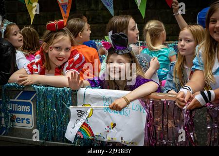 Lymm, Cheshire, Regno Unito. 21st maggio 2022. Lymm Village a Cheshire ha tenuto l'annuale Lymm May Queen Festival. Lymm Rose Queen è stata anche incoronata in questo evento. Quelli che hanno partecipato erano vestiti in su e molti costumi riflettevano il accreditamento di anniversario di platino della regina: John Hopkins/Alamy Live News Foto Stock