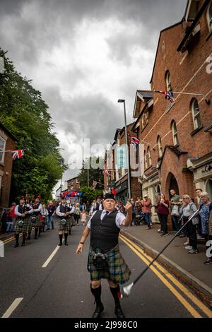 Lymm, Cheshire, Regno Unito. 21st maggio 2022. Lymm Village a Cheshire ha tenuto l'annuale Lymm May Queen Festival. Lymm Rose Queen è stata anche incoronata in questo evento. Quelli che hanno partecipato erano vestiti in su e molti costumi riflettevano il accreditamento di anniversario di platino della regina: John Hopkins/Alamy Live News Foto Stock