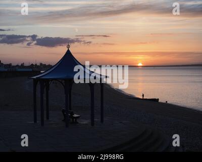 Sheerness, Kent, Regno Unito. 21st maggio 2022. UK Meteo: Tramonto a Sheerness, Kent. Credit: James Bell/Alamy Live News Foto Stock