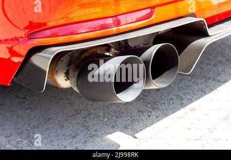Doppio tubo di scarico di una vettura sportiva rossa Foto Stock