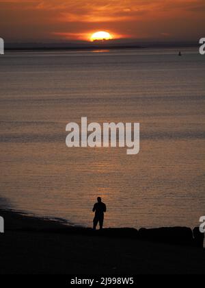 Sheerness, Kent, Regno Unito. 21st maggio 2022. UK Meteo: Tramonto a Sheerness, Kent. Credit: James Bell/Alamy Live News Foto Stock
