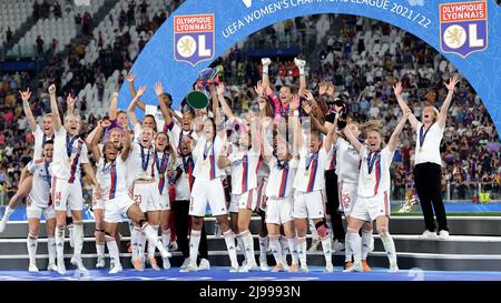 Torino, Italia. 21st maggio 2022. I giocatori di Lione festeggiano con il trofeo al termine della partita di calcio finale della Women's Champions League tra Barcellona e Lione allo stadio Juventus di Torino (Italia), 21st maggio 2022. Foto Cesare Purini/Insidefoto Credit: Ininsidefoto srl/Alamy Live News Foto Stock