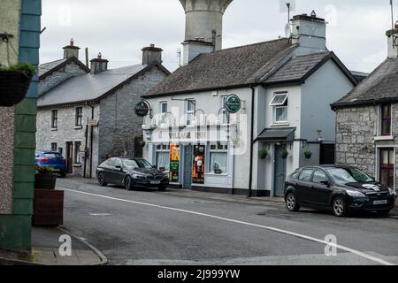 Quin una pittoresca cittadina nella regione di Shannon con le rovine di un monastero storico, Quin, Irlanda, maggio 21,2022 Foto Stock