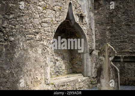 Quin una pittoresca cittadina nella regione di Shannon con le rovine di un monastero storico, Quin, Irlanda, maggio 21,2022 Foto Stock