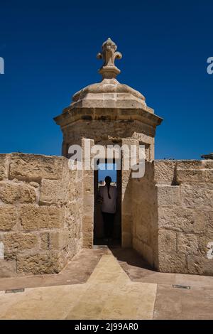 Vista di una sentry box sulle mura di confine di Fort st Angelo a Birgu, Malta Foto Stock