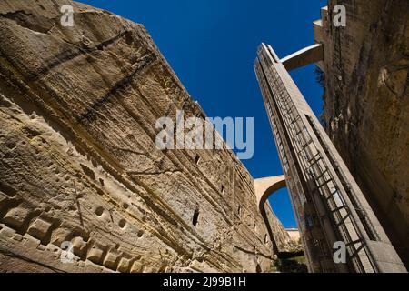 Vista ad angolo basso dell'ascensore Barrakka a la Valletta Foto Stock