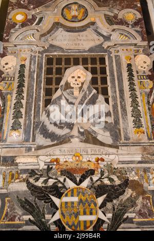 Particolare di una lapide tombale riccamente intarsiata porta simboli, dediche e iscrizioni sul pavimento la co-cattedrale di San Jhon a la Valletta Foto Stock