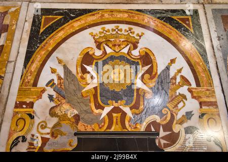 Particolare di una lapide tombale riccamente intarsiata porta simboli, dediche e iscrizioni sul pavimento la co-cattedrale di San Jhon a la Valletta Foto Stock