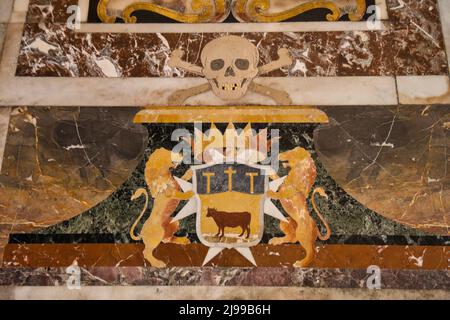 Particolare di una lapide tombale riccamente intarsiata porta simboli, dediche e iscrizioni sul pavimento la co-cattedrale di San Jhon a la Valletta Foto Stock