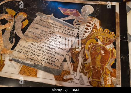 Particolare di una lapide tombale riccamente intarsiata porta simboli, dediche e iscrizioni sul pavimento la co-cattedrale di San Jhon a la Valletta Foto Stock