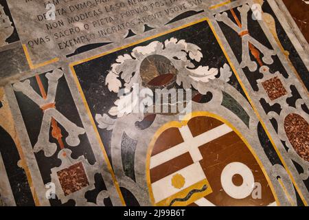 Particolare di una lapide tombale riccamente intarsiata porta simboli, dediche e iscrizioni sul pavimento la co-cattedrale di San Jhon a la Valletta Foto Stock