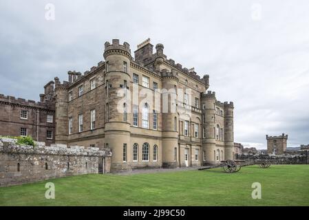 Cannoni di fronte al castello di Culzean-Maybole, Carrick, sulla costa dell'Ayrshire di Scozia, Regno Unito, Foto Stock