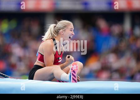 Birmingham, Regno Unito. 21st maggio 2022. Sophie Cook of Great Britain festeggia una volta libera alla volta del polo femminile durante il Muller Birmingham Diamond League Meeting presso l'Alexander Stadium di Birmingham, Inghilterra, il 21 maggio 2022. Foto di Scott Boulton. Solo per uso editoriale, licenza richiesta per uso commerciale. Nessun utilizzo nelle scommesse, nei giochi o nelle pubblicazioni di un singolo club/campionato/giocatore. Credit: UK Sports Pics Ltd/Alamy Live News Foto Stock