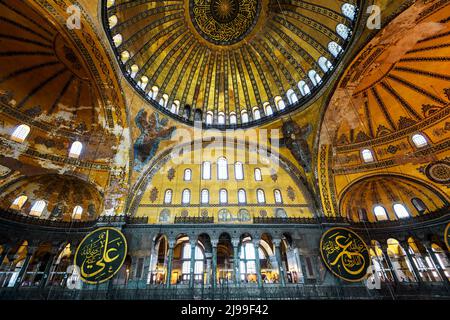 Istanbul - 25 maggio 2013: Interno moschea Ayasofya, Istanbul, Turchia. La famosa antica Hagia Sophia o Aya Sofya è il punto di riferimento della città. Antichi affreschi all'interno Foto Stock