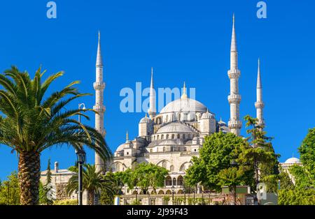 Moschea Blu o Sultanahmet Camii, Istanbul, Turchia. Questa moschea è un famoso punto di riferimento di Istanbul. Vista panoramica della vecchia moschea con minareti contro cielo dentro Foto Stock