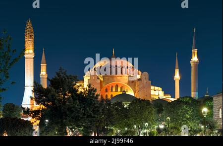 Moschea di Hagia Sophia di notte, Istanbul, Turchia. Hagia Sophia o Ayasofya è un antico punto di riferimento storico di Istanbul. Panorama di Aya Sofya, famoso ex Foto Stock