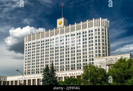 Casa del governo russo o Casa Bianca, Mosca, Russia. Vista dell'edificio governativo della Federazione Russa (RF) su sfondo blu cielo. Scenario di MOS Foto Stock